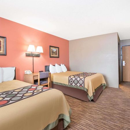 Super 8 By Wyndham Warroad Hotell Exteriör bild